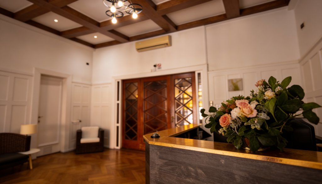 freepik__detalle-del-arreglo-floral-en-recepcon-fondo-suave__38736